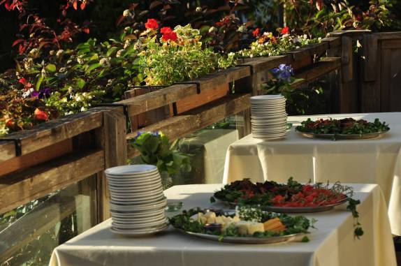 Mesa de aperitivos para o jantar de celebração do Thanksgiving Day no Strathcona Lodge, ao lado do Buttle Lake, na Vancouver Island, costa oeste do Canadá